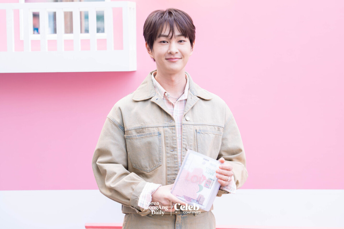 SHINee ONEW ラグ SHINee's Onew visits 'Tough Love' pop-up store ahead of EP release