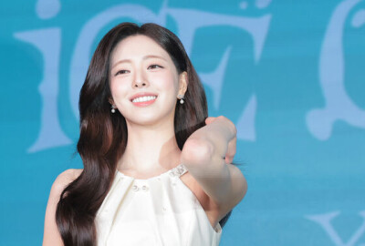 Yuna launches solo career as ITZY's 'That's a No No' performance